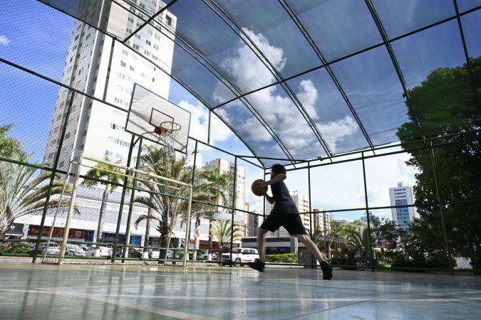 Jo&atilde;o Victor, de 13 anos, desce do partamento e vai sozinho praticar basquete
