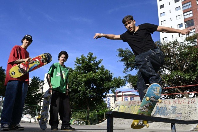 Augusto Elpidio (D) costuma ir à Praça Flautim para praticar skate
