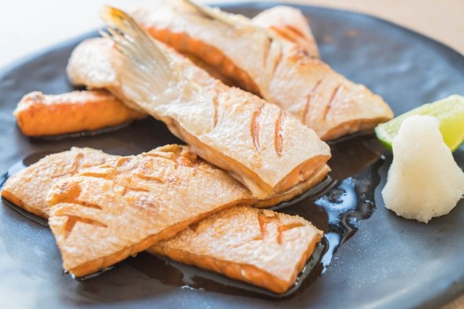 Alimentos como salmão, sardinha e fígado podem ajudar a manter os níveis 
da vitamina em dia