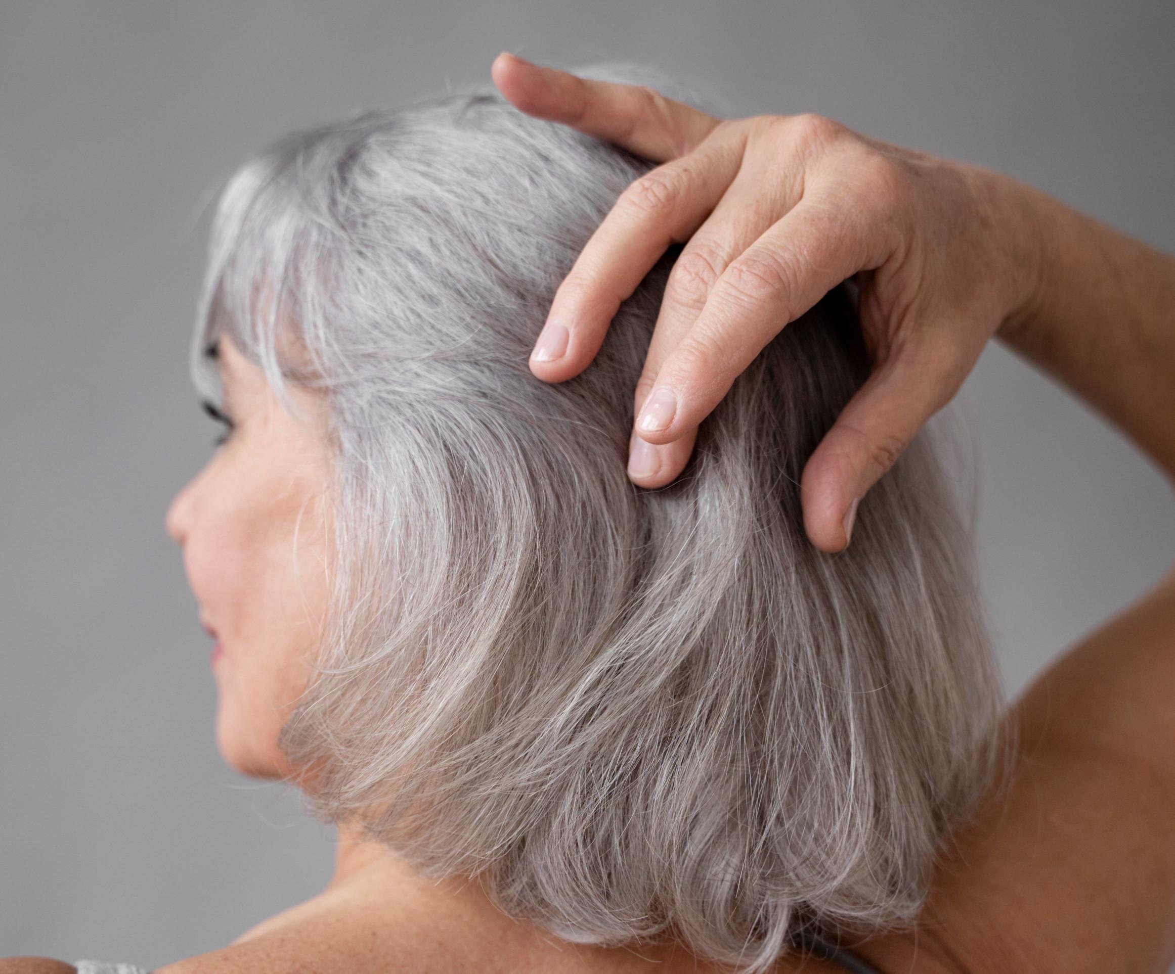 Grisalho sem idade: a estética natural que dominou as passarelas e as ruas