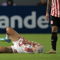 A dor de Arrascaeta ao fraturar a clav&iacute;cula durante o empate por 1 x 1 com o Estudiantes       -  (crédito: Juan Mabromata/AFP)