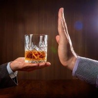 A pesquisa, com 108 adultos acima do peso saudável que também buscavam tratamento para alcoolismo, demonstrou que uma injeção semanal da substância semaglutida reduziu em 50% os dias de ingestão pesada de bebidas em um mês, comparado ao grupo placebo -  (crédito: Pixabay/Divulgação )
