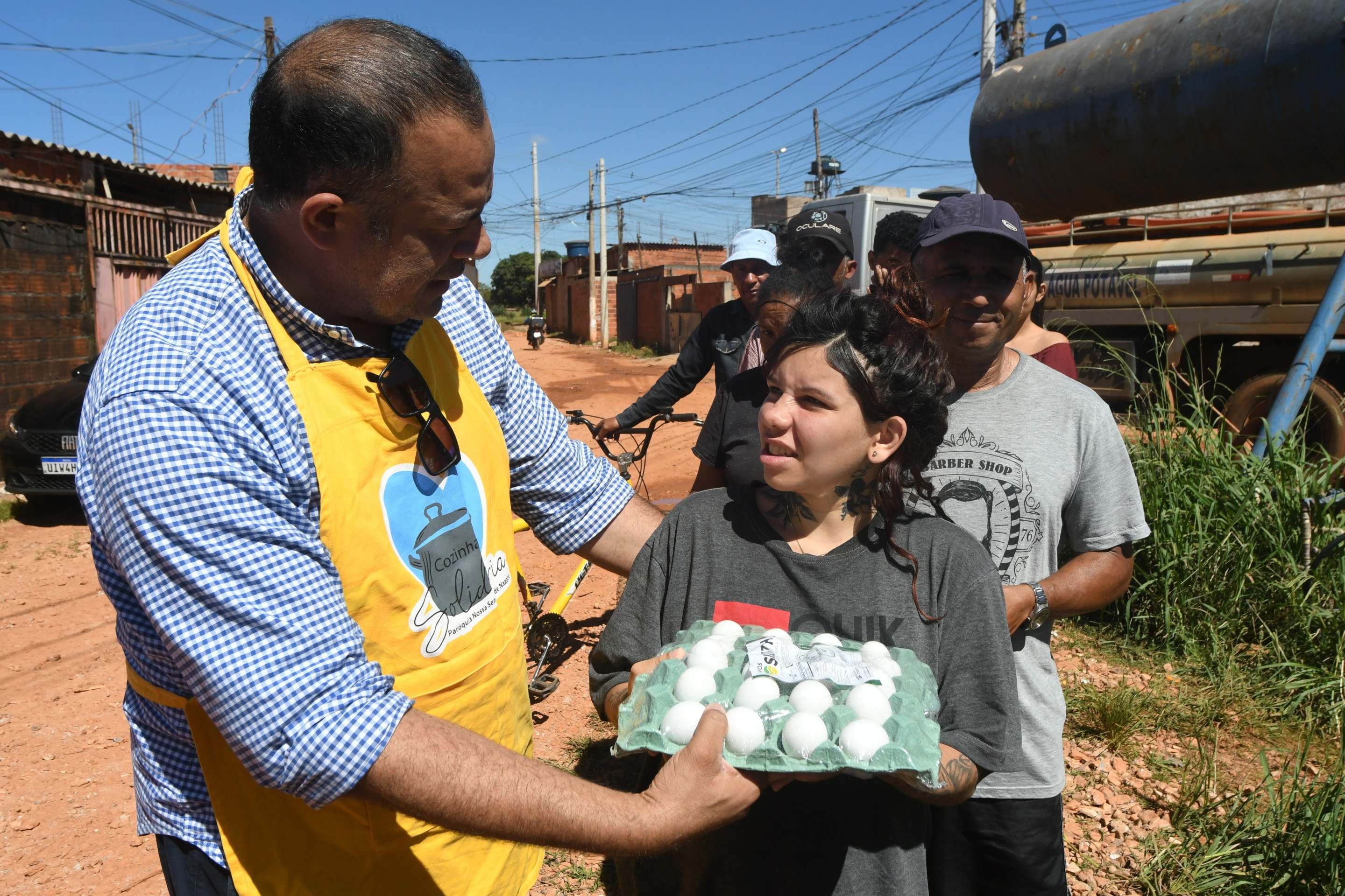 O coordenador da campanha Cozinha Solid&aacute;ria, Alexandre Cesar de Oliveira, participa da doa&ccedil;&atilde;o de ovos na Santa Luzia, na Cidade Estrutural