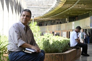 Maurício Ferreira, 67, é estudante da UnB e influenciador digital  -  (crédito:  Carlos Vieira CB/DA Press)