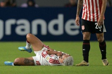 A dor de Arrascaeta ao fraturar a clav&iacute;cula durante o empate por 1 x 1 com o Estudiantes       -  (crédito: Juan Mabromata/AFP)