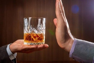 A pesquisa, com 108 adultos acima do peso saudável que também buscavam tratamento para alcoolismo, demonstrou que uma injeção semanal da substância semaglutida reduziu em 50% os dias de ingestão pesada de bebidas em um mês, comparado ao grupo placebo -  (crédito: Pixabay/Divulgação )