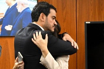 Messias recebe o abraço da mulher após ter o nome rejeitado em plenário -  (crédito:  Ed Alves/CB/D.A Press)