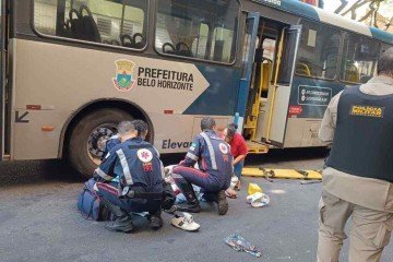 Idoso fica ferido ap&oacute;s queda ao descer de &ocirc;nibus no Centro de BH -  (crédito: Larissa Leone/EM/D.A. Press)