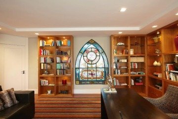 O projeto das arquitetas Giselle Macedo e Patricia Covolo conta com o vitral como destaque e iluminação sutil  -  (crédito: Reprodução/Instagram (@macedoecovolo)