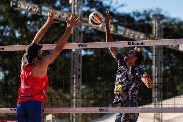 O francês Rémi Daubas, ex-Bassereau, em ação na vitória desta quarta-feira no Parque Ana Lídia pela etapa de Brasília do Circuito Mundial de Võlei de Praia -  (crédito: Divulgação/FIVB)