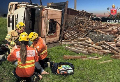 Acidente ocorreu na tarde desta quarta-feira (29/4), próximo ao CAJE -  (crédito: Divulgação CBMDF) -Acidente ocorreu na tarde desta quarta-feira (29/4), próximo ao CAJE -  (crédito: Divulgação CBMDF)