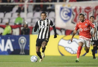 Dudu leva a bola ao ataque e recebe a marcação de Cristian Souza, do Cienciano -  (crédito: Foto: Pedro Souza/Atlético) -Dudu leva a bola ao ataque e recebe a marcação de Cristian Souza, do Cienciano -  (crédito: Foto: Pedro Souza/Atlético)