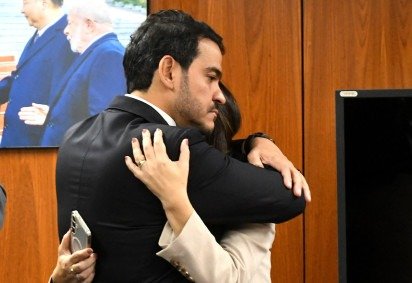 Messias recebe o abraço da mulher após ter o nome rejeitado em plenário -  (crédito:  Ed Alves/CB/D.A Press) -Messias recebe o abraço da mulher após ter o nome rejeitado em plenário -  (crédito:  Ed Alves/CB/D.A Press)
