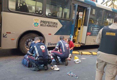 Idoso fica ferido após queda ao descer de ônibus no Centro de BH -  (crédito: Larissa Leone/EM)