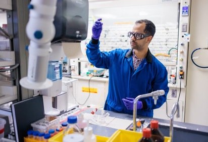 Reginaldo Gomes, pesquisador da Escola de Engenharia Molecular Pritzker da Universidade de Chicago, é o primeiro autor do estudo -  (crédito: Escola de Engenharia Molecular Pritzker da Universidade de Chicago / John Zich) -Reginaldo Gomes, pesquisador da Escola de Engenharia Molecular Pritzker da Universidade de Chicago, é o primeiro autor do estudo -  (crédito: Escola de Engenharia Molecular Pritzker da Universidade de Chicago / John Zich)