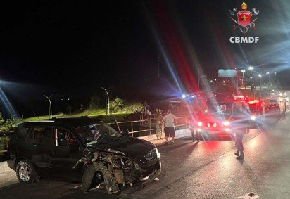 Veículo colide contra mureta de proteção na barragem do Lago Paranoá -  (crédito: CBMDF/Divulgação) -Veículo colide contra mureta de proteção na barragem do Lago Paranoá -  (crédito: CBMDF/Divulgação)