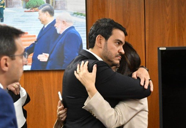 Messias recebe apoio da esposa após decisão do Senado -  (crédito: Ed Alves/CB/D.A. Press)