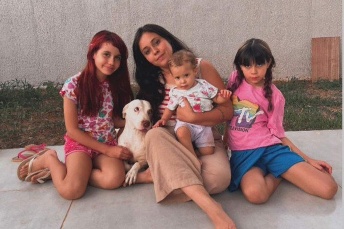 Mércia Cristina com Jasmine, 11 anos, Estela, 8, e Olívia, de 10 meses