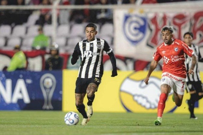 Dudu leva a bola ao ataque e recebe a marcação de Cristian Souza, do Cienciano -  (crédito: Foto: Pedro Souza/Atlético)