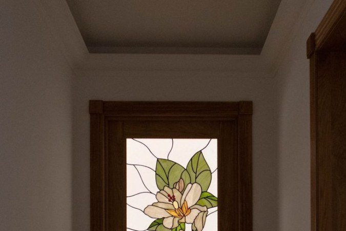 Portas de vitral são uma boa solução para privacidade e luz discreta 