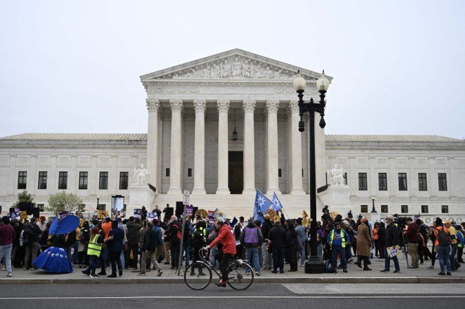 Protesto diante da Suprema Corte, em Washington: Justi&ccedil;a concede vit&oacute;ria simb&oacute;lica para os republicanos 