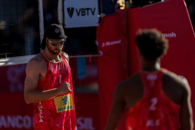 Rémi Daubas e o parceiro Calvin Ayé estrearam com vitória em Brasília
