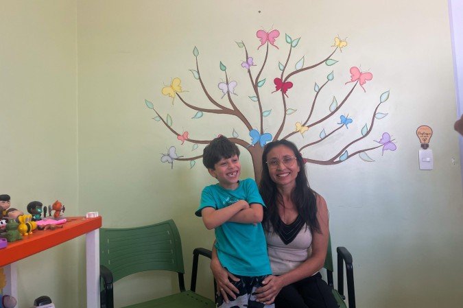 Andreia Marim, 46 e Isaac Teodoro, 8, na sede da Abrace, Guará II