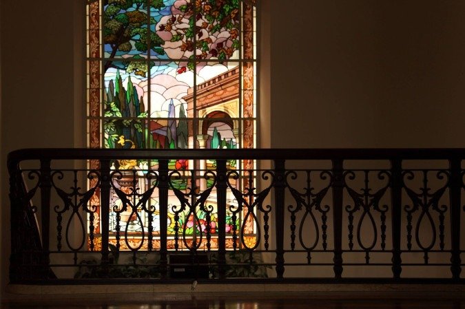 O vitral cria efeitos de luz 