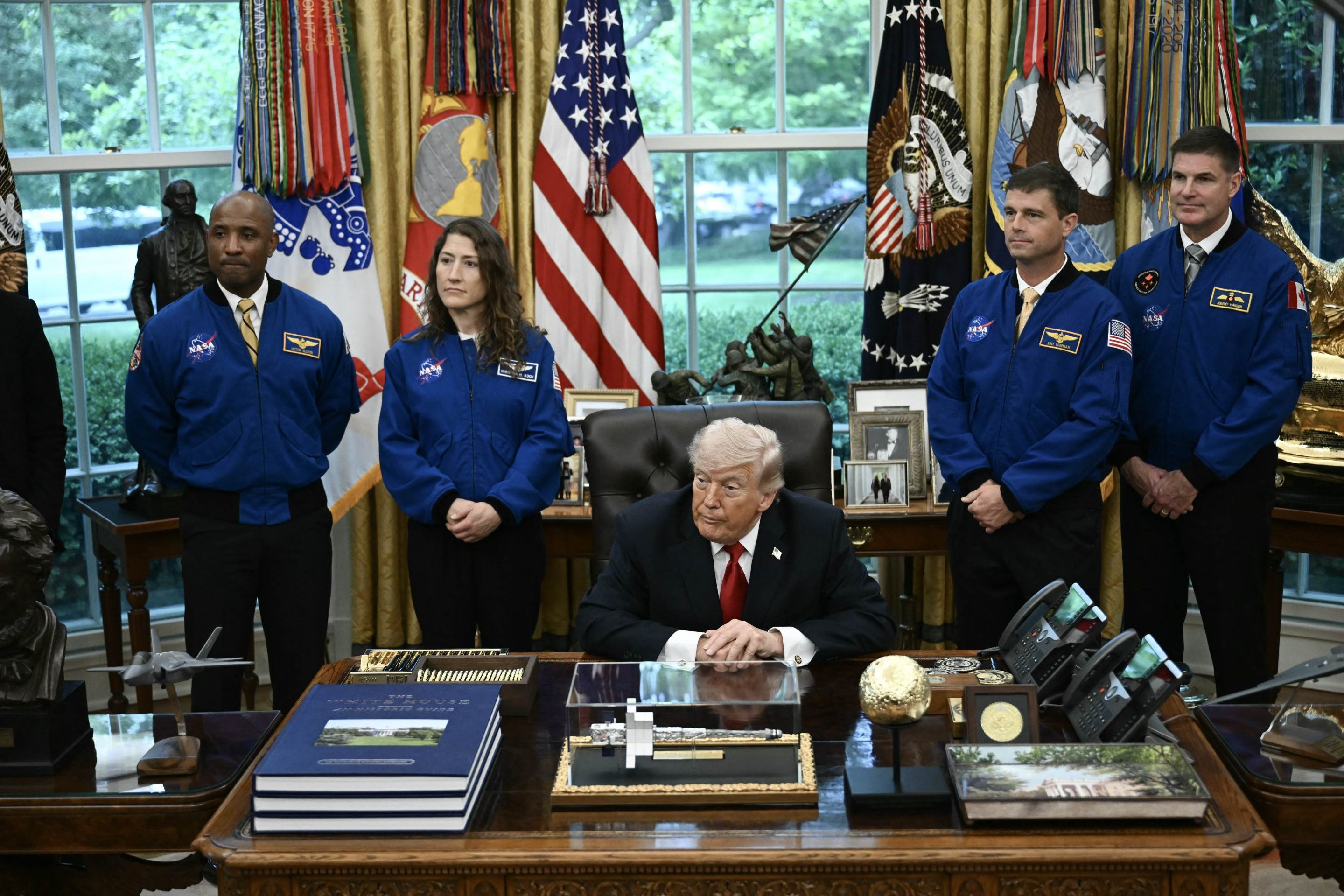 Donald Trump discursa ao saudar os astronautas da Artemis, na Casa Branca 