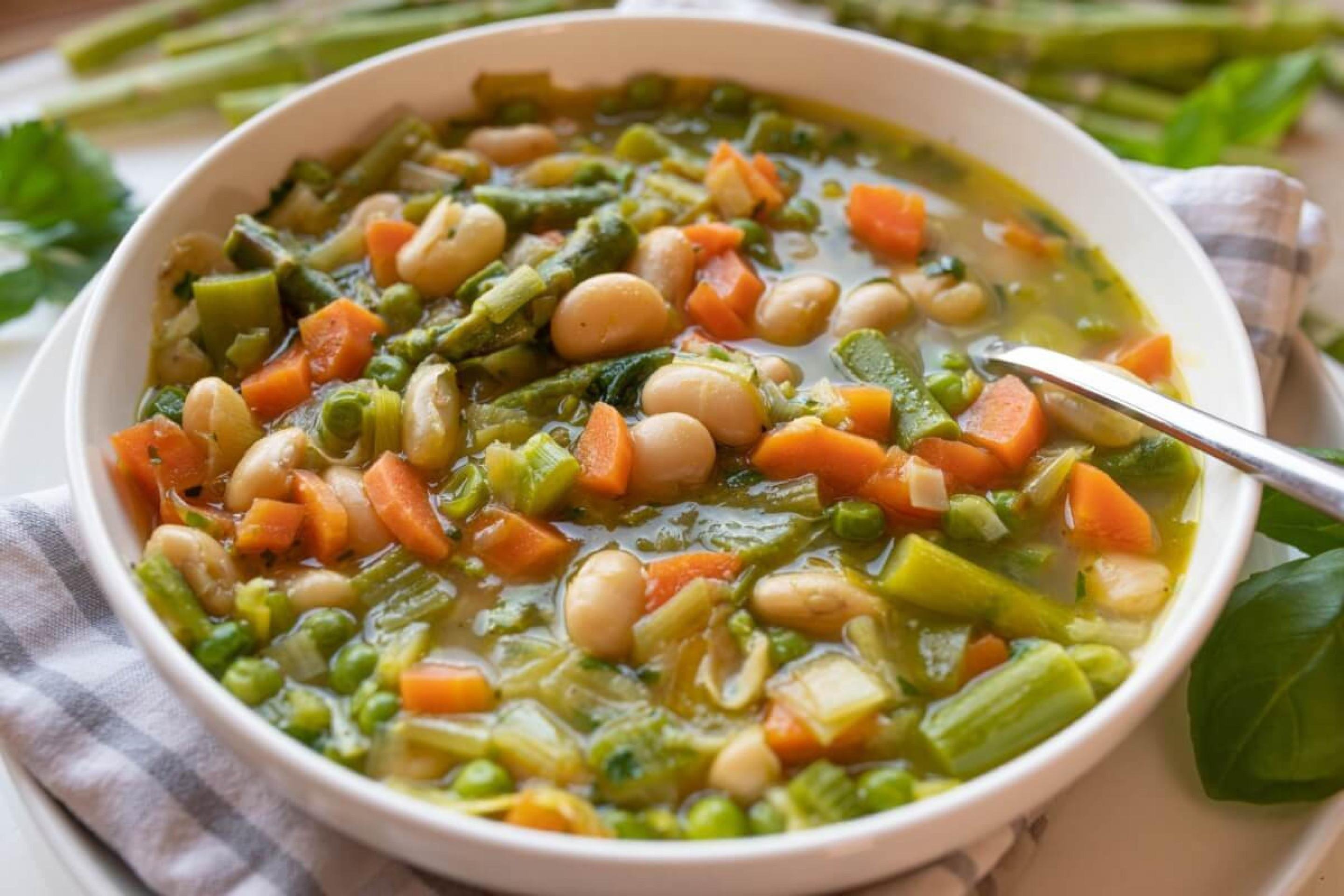 3 sopas com proteína vegetal para um jantar saudável e leve