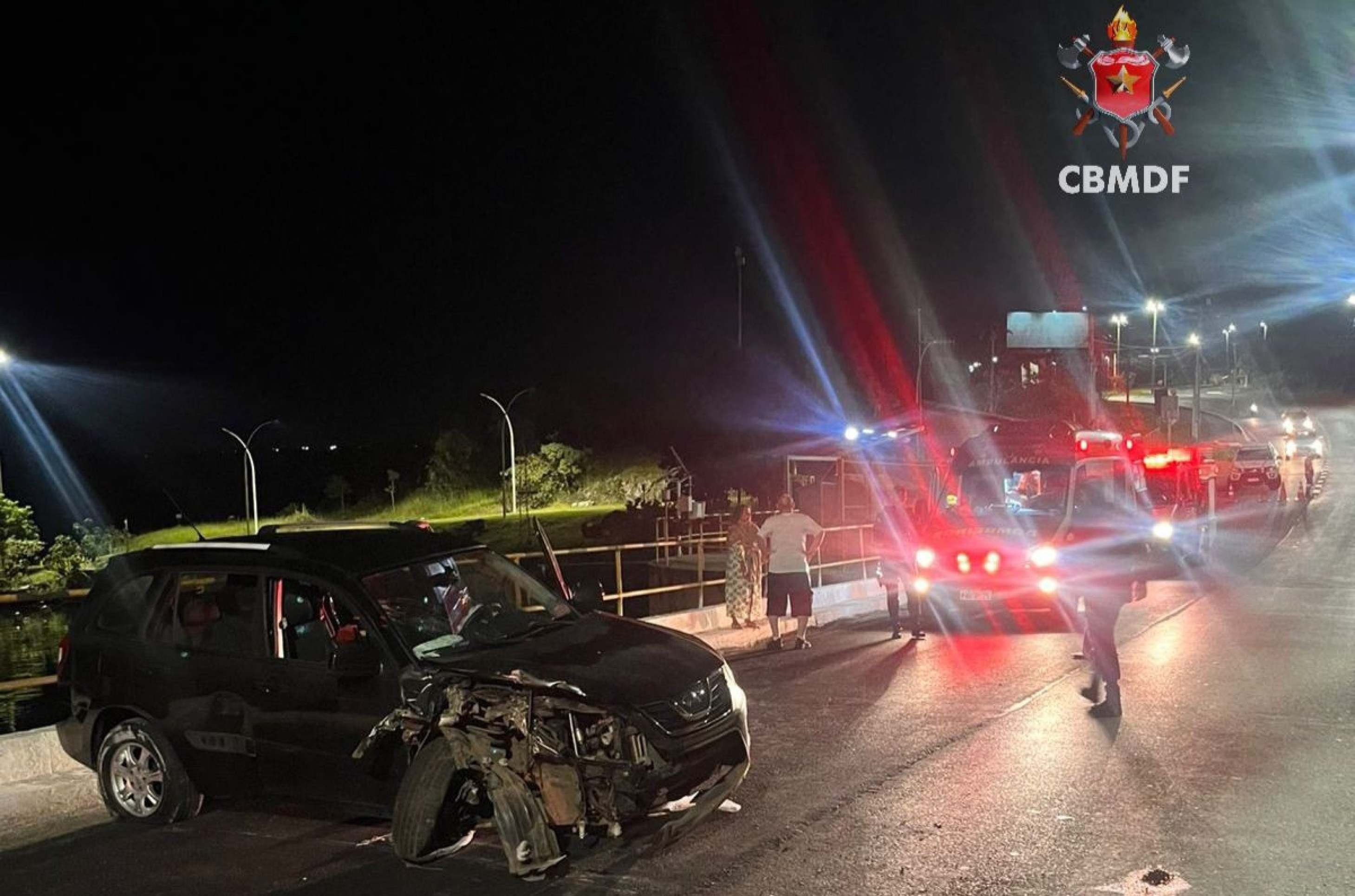 Carro bate em mureta de proteção na barragem do Lago Paranoá