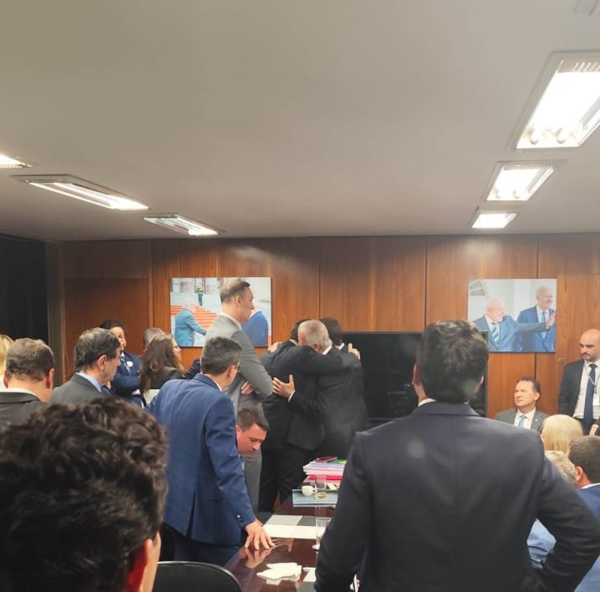 Jos&eacute; M&uacute;cio abra&ccedil;a Jorge Messias ap&oacute;s derrota no Plen&aacute;rio