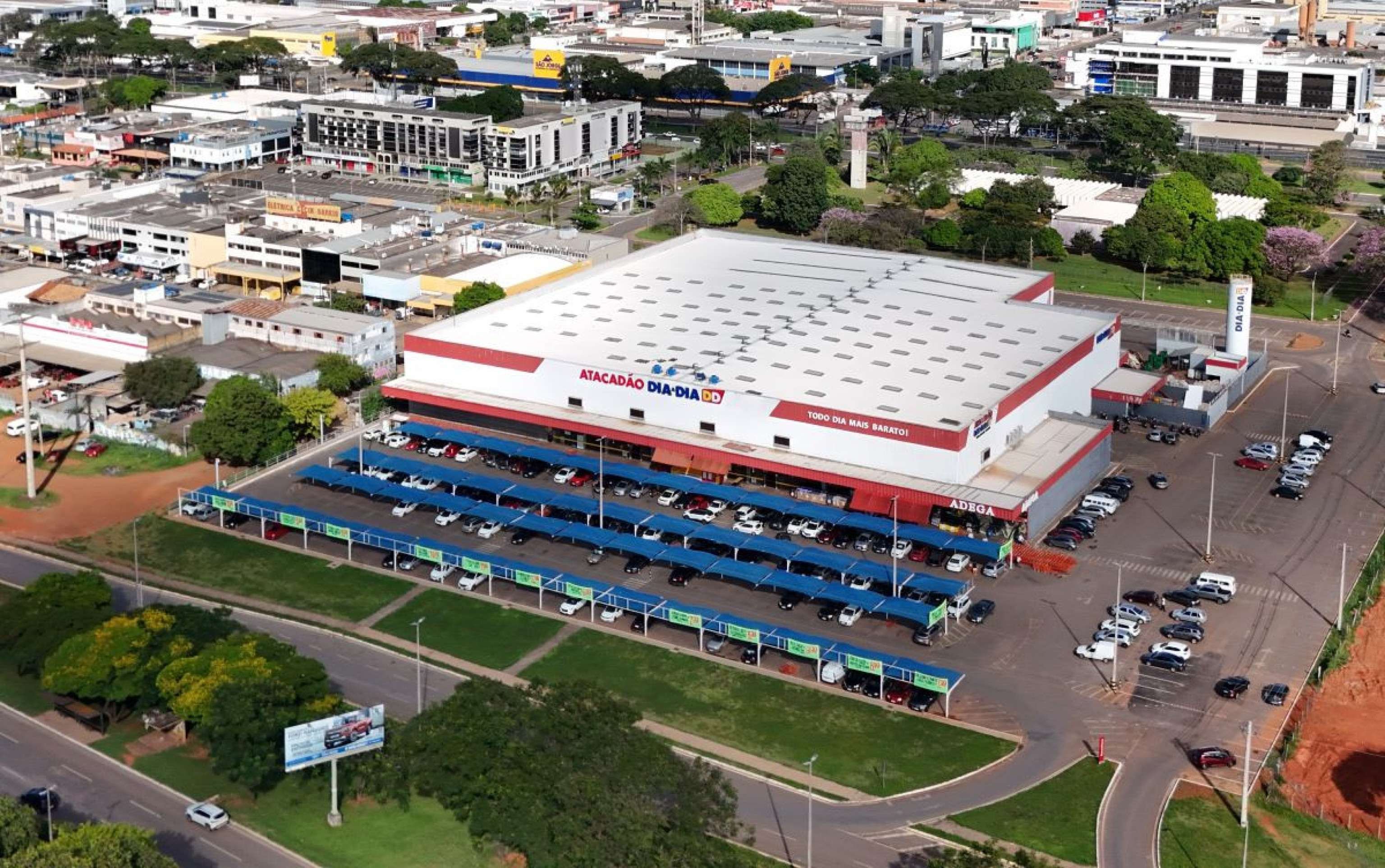 Rede de supermercados inicia venda de álbum da Copa; veja preços