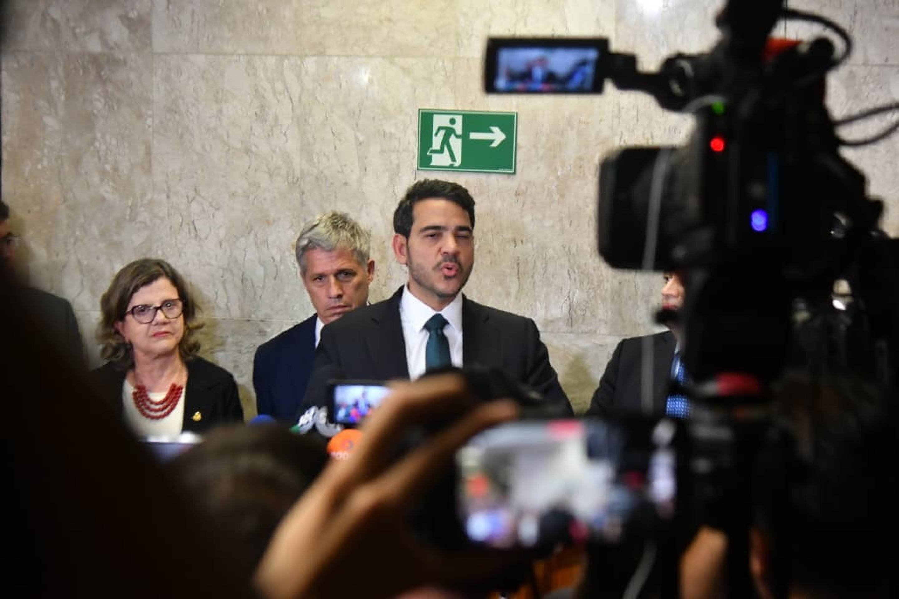 O Advogado-Geral da Uni&atilde;o, Jorge Messias, fala &agrave; imprensa ap&oacute;s derrota no Senado Federal 