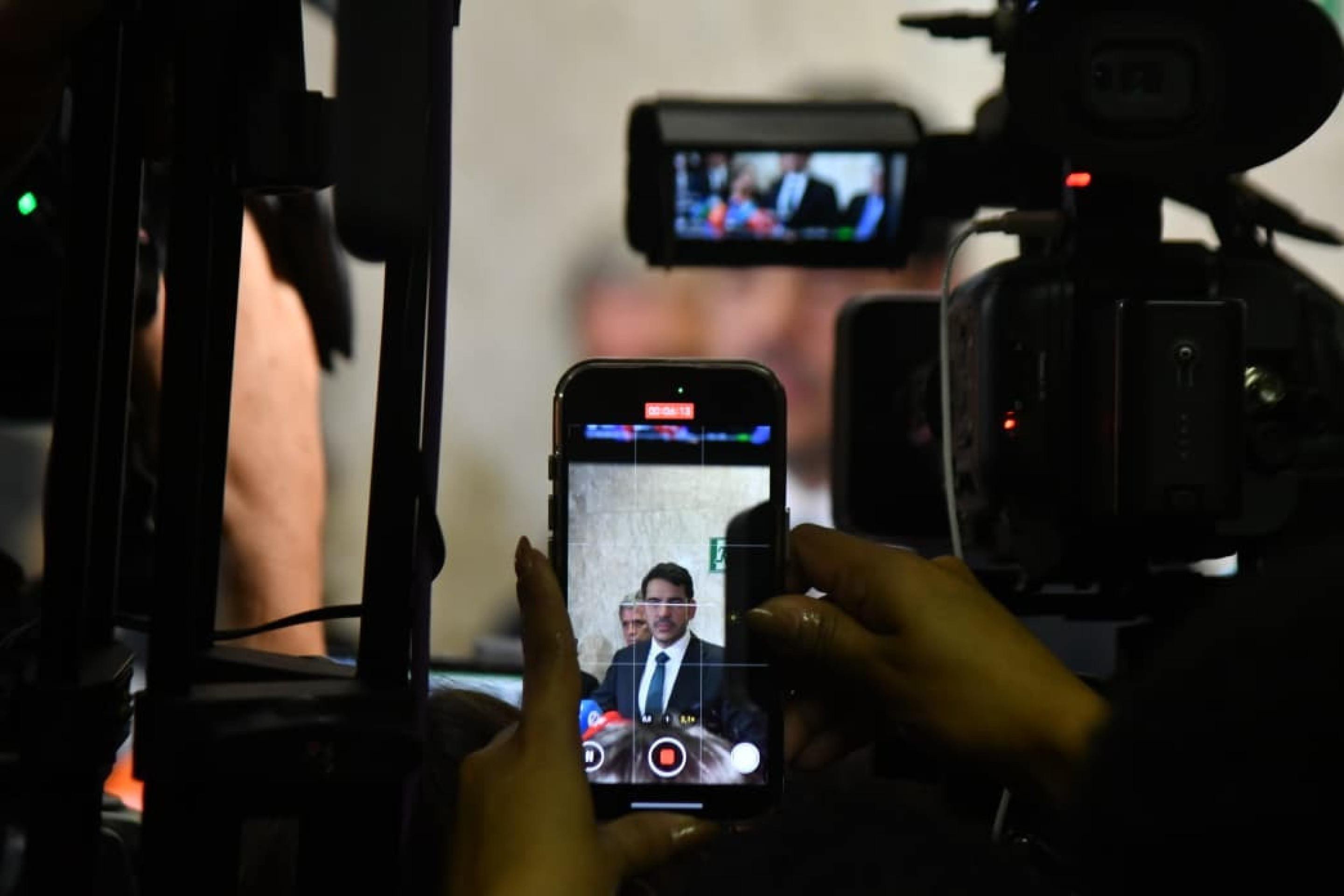 O Advogado-Geral da Uni&atilde;o, Jorge Messias, fala &agrave; imprensa ap&oacute;s derrota no Senado Federal 