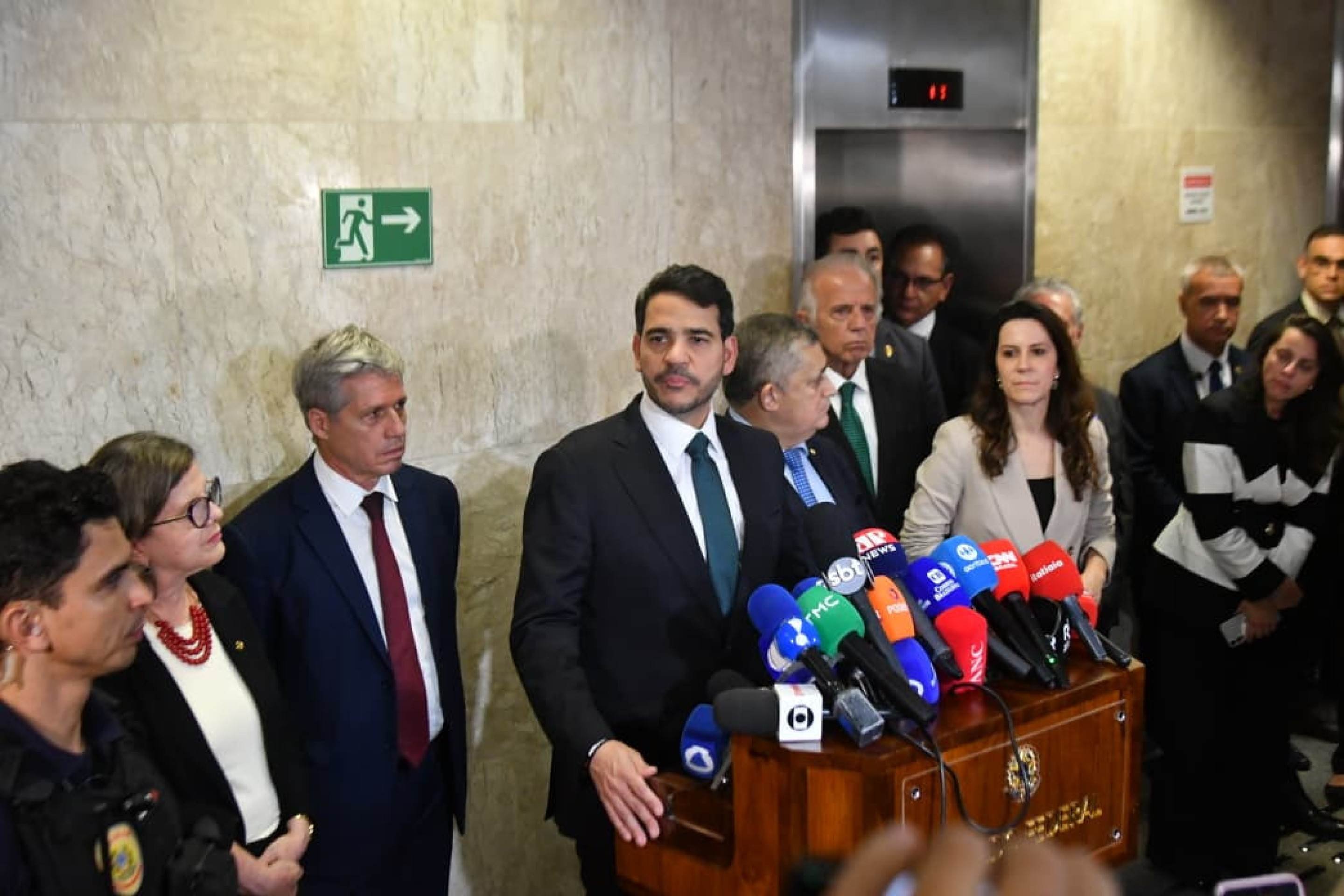 O Advogado-Geral da Uni&atilde;o, Jorge Messias, fala &agrave; imprensa ap&oacute;s derrota no Senado Federal 