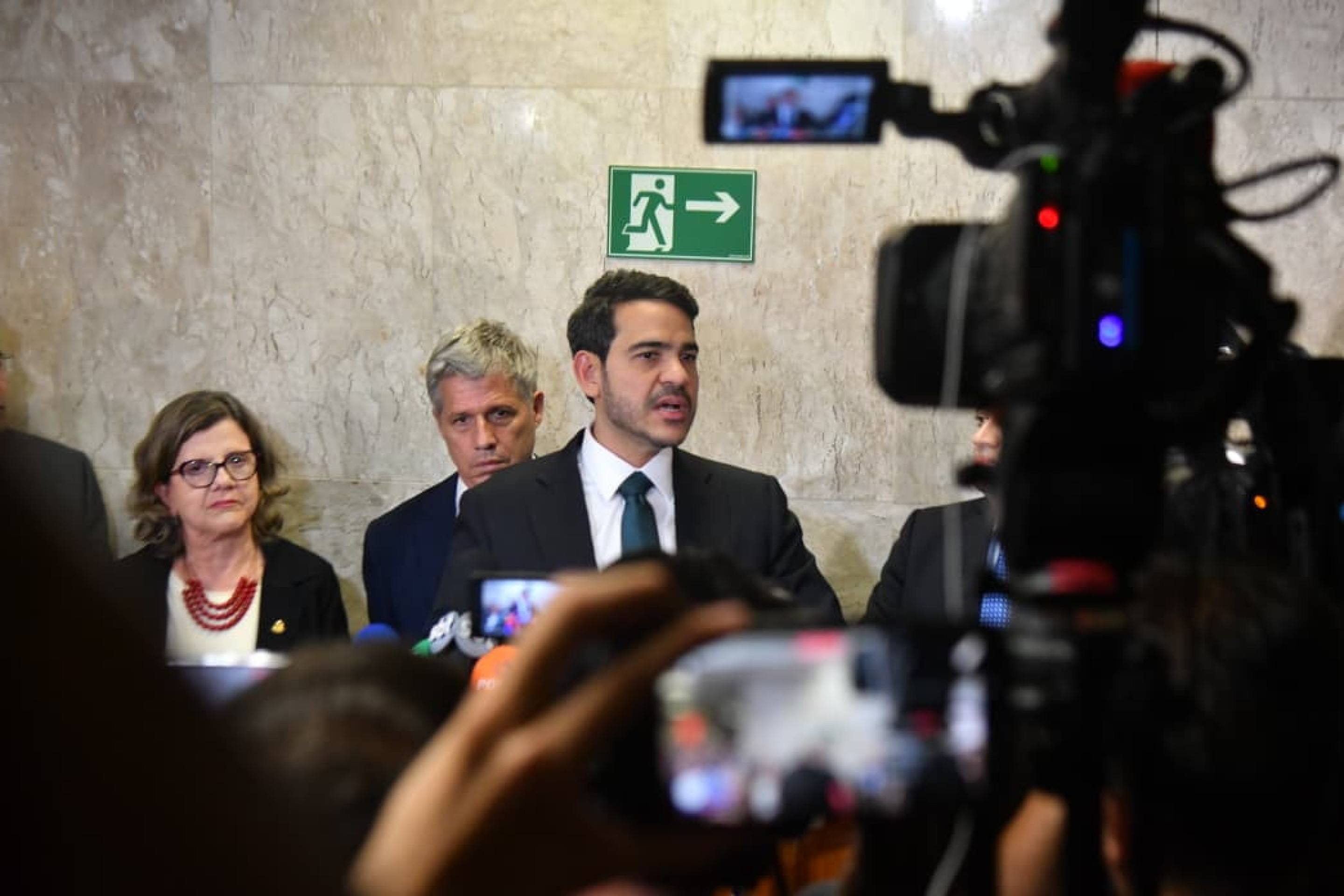 O Advogado-Geral da Uni&atilde;o, Jorge Messias, fala &agrave; imprensa ap&oacute;s derrota no Senado Federal 