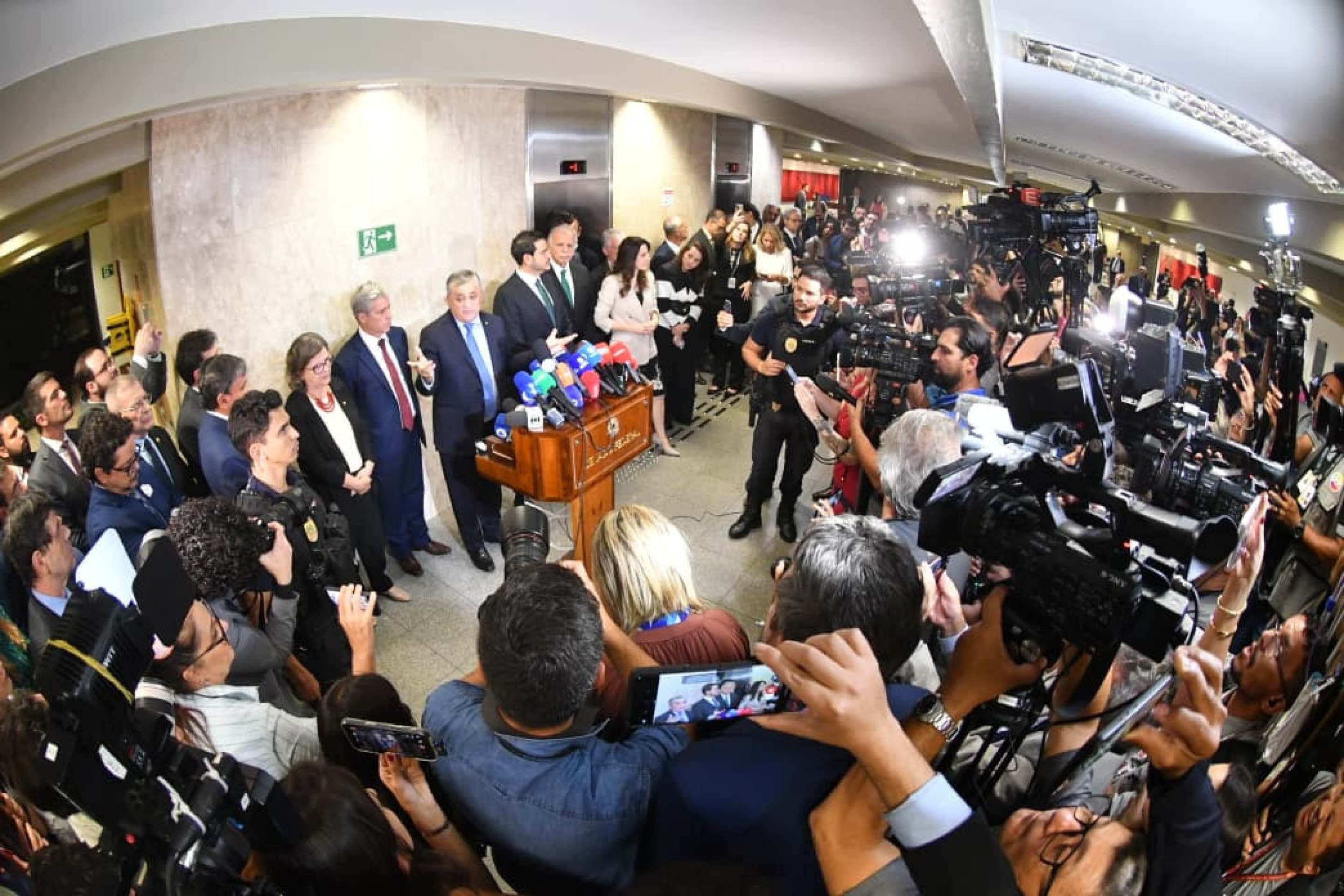 O Advogado-Geral da Uni&atilde;o, Jorge Messias, fala &agrave; imprensa ap&oacute;s derrota no Senado Federal 