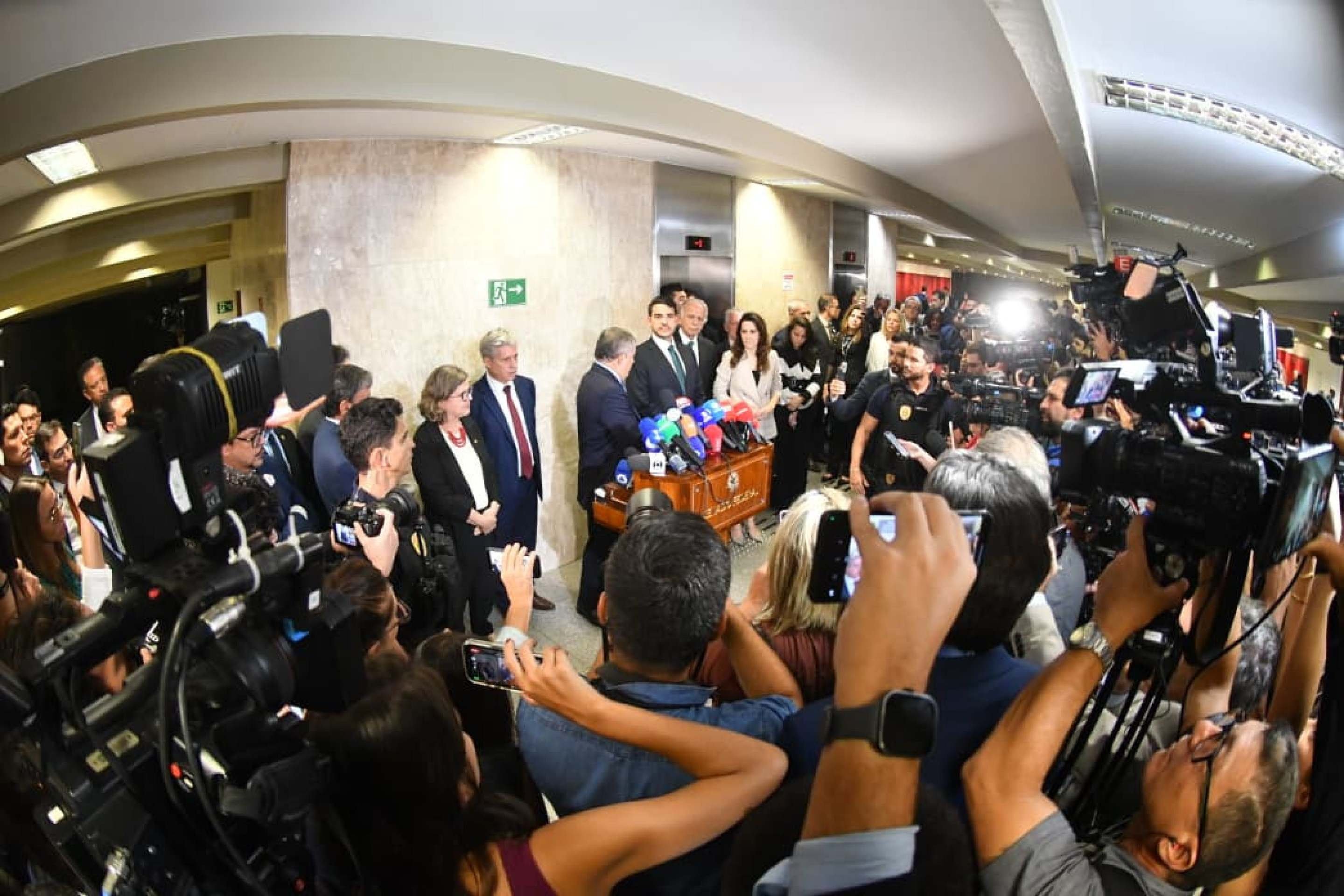 O Advogado-Geral da Uni&atilde;o, Jorge Messias, fala &agrave; imprensa ap&oacute;s derrota no Senado Federal 