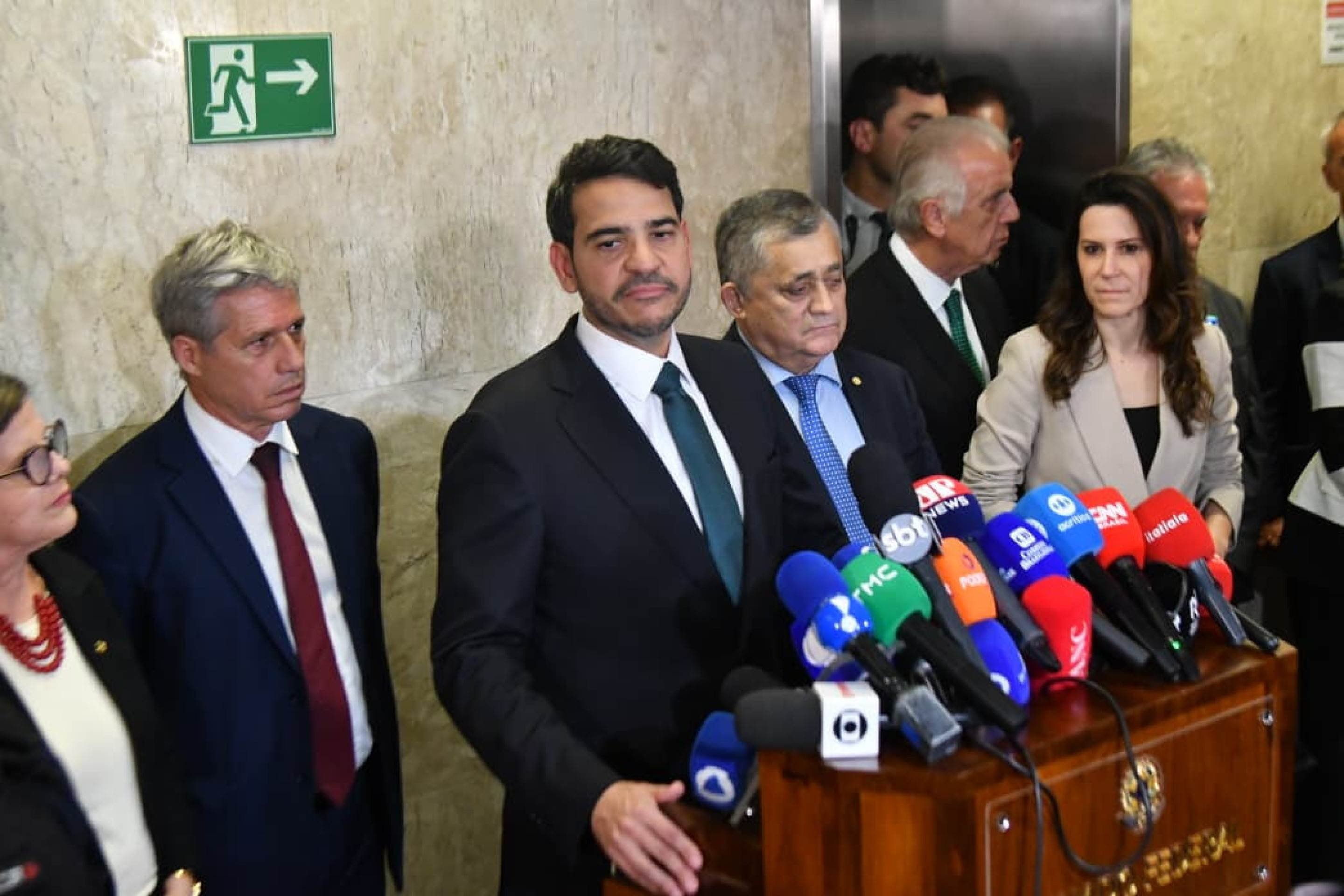 O Advogado-Geral da Uni&atilde;o, Jorge Messias, fala &agrave; imprensa ap&oacute;s derrota no Senado Federal 