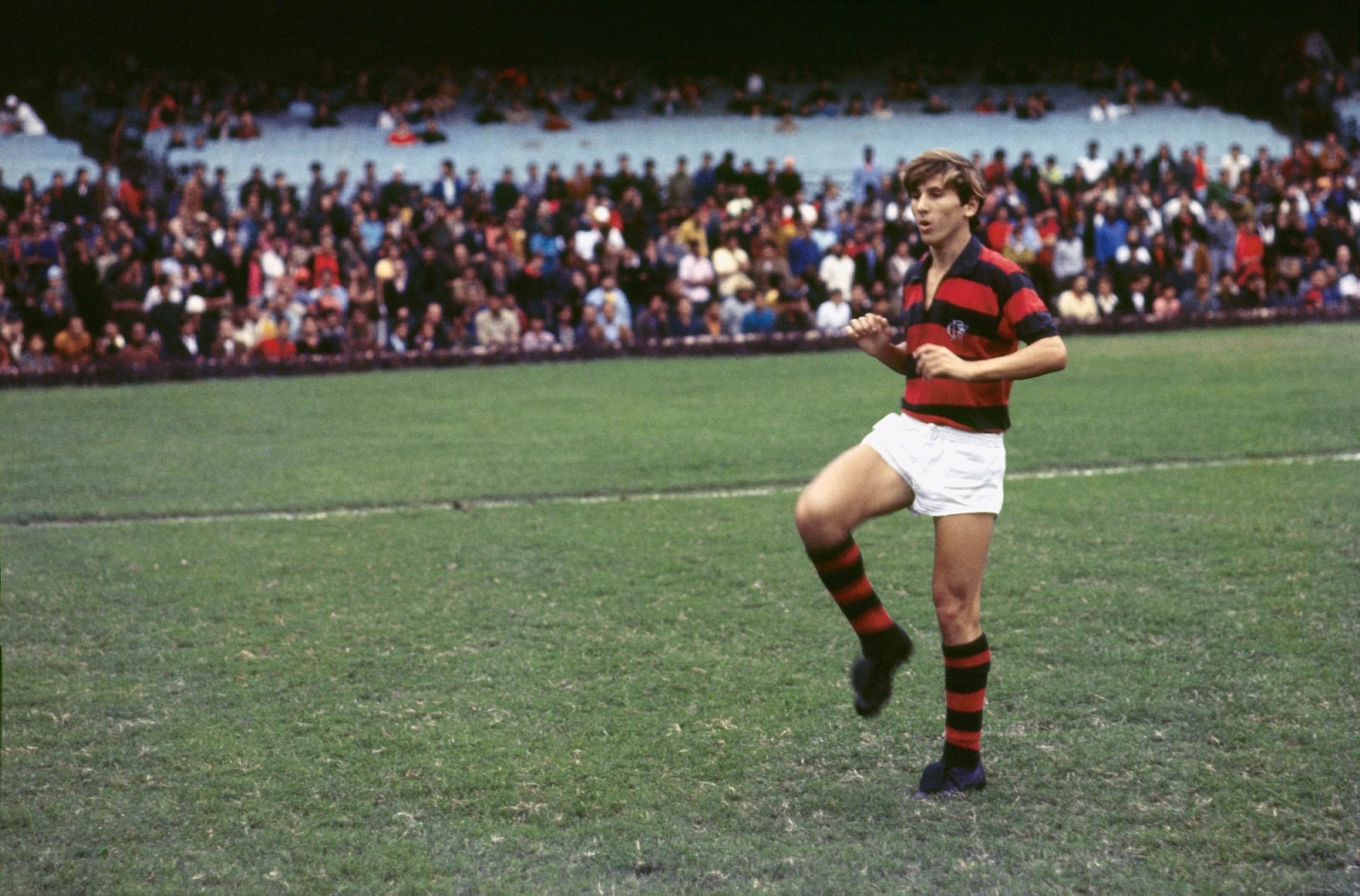 Uma reflexão sobre o futebol e o mundo está no documentário de Zico