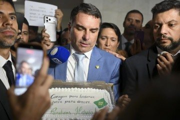 Flávio Bolsonaro recebeu um bolo de aniversário no Congresso Nacional durante a sessão desta quinta-feira (30/1) -  (crédito: Edilson Rodrigues/Agência Senad)