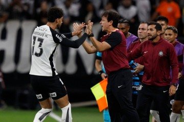  Corinthians' defender #13 Gustavo Henrique celebrates with head coach Fernando Diniz after scoring his team's first goal during the Copa Libertadores group stage football match between Brazil's Corinthians and Uruguay's Penarol at the Neo Quimica Arena stadium in Sao Paulo, Brazil on April 30, 2026. (Photo by Miguel SCHINCARIOL / AFP)
       -  (crédito: Miguel Schincariol/AFP)