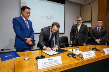 O ministro da Fazenda, Dario Durigan, assina o decreto que regulamenta a Contribuição sobre Bens e Serviços (CBS) -  (crédito: Washington Costa/MF)