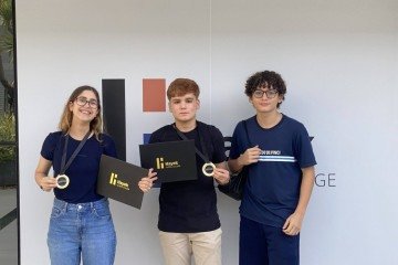 Entre eles, estão os três estudantes brasilienses Maria Eduarda Ramos da Silva; João Vitor Mendonça Macedo; e Lorenzo Felippe Dionísio (E) -  (crédito: Divulgação/Hayek Global College)