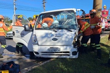 Bombeiros resgatam homem preso às ferragens de caminhão -  (crédito: Divulgação / CBMDF)