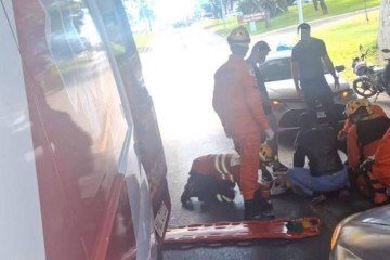 CBMDF atende colisão entre carro e moto na Asa Sul -  (crédito: CBMDF/Divulgação)