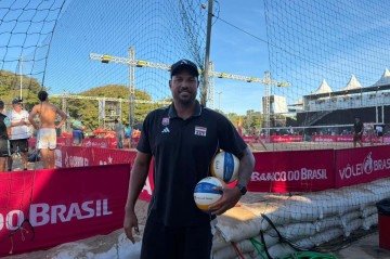 Ao longo da semana de competições, dois técnicos brasileiros conduziram duplas femininas, evidenciando trajetórias construídas fora do país e marcadas por adaptação, conhecimento e protagonismo no exterio -  (crédito: Rafael Lins)