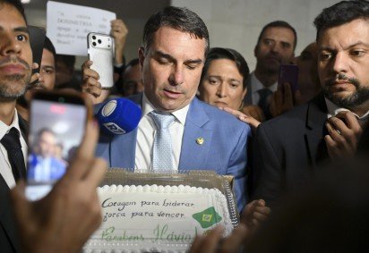 Flávio Bolsonaro recebeu um bolo de aniversário no Congresso Nacional durante a sessão desta quinta-feira (30/1) -  (crédito: Edilson Rodrigues/Agência Senad)