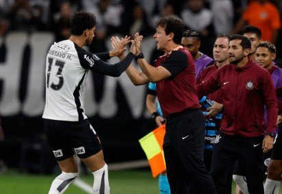  Corinthians' defender #13 Gustavo Henrique celebrates with head coach Fernando Diniz after scoring his team's first goal during the Copa Libertadores group stage football match between Brazil's Corinthians and Uruguay's Penarol at the Neo Quimica Arena stadium in Sao Paulo, Brazil on April 30, 2026. (Photo by Miguel SCHINCARIOL / AFP)
       -  (crédito: Miguel Schincariol/AFP) - Corinthians' defender #13 Gustavo Henrique celebrates with head coach Fernando Diniz after scoring his team's first goal during the Copa Libertadores group stage football match between Brazil's Corinthians and Uruguay's Penarol at the Neo Quimica Arena stadium in Sao Paulo, Brazil on April 30, 2026. (Photo by Miguel SCHINCARIOL / AFP)
       -  (crédito: Miguel Schincariol/AFP)
